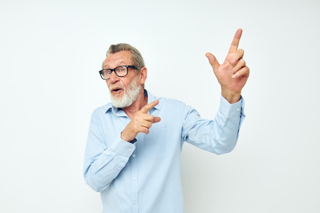 Portret starszego mężczyzny styl życia pozowanie gest ręki na białym tle