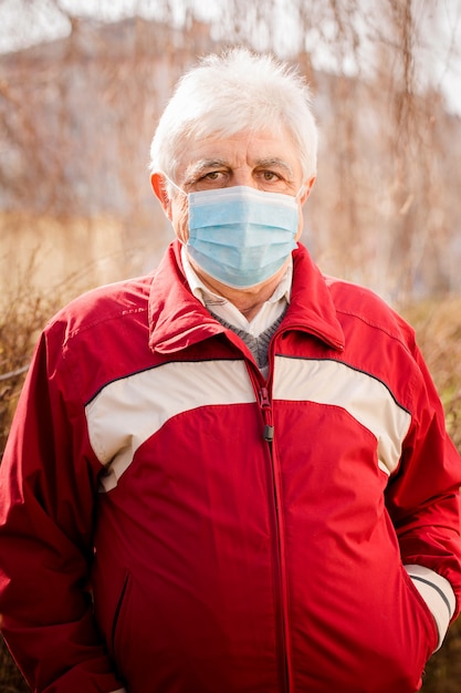 Portret starszego mężczyzny w masce ochronnej