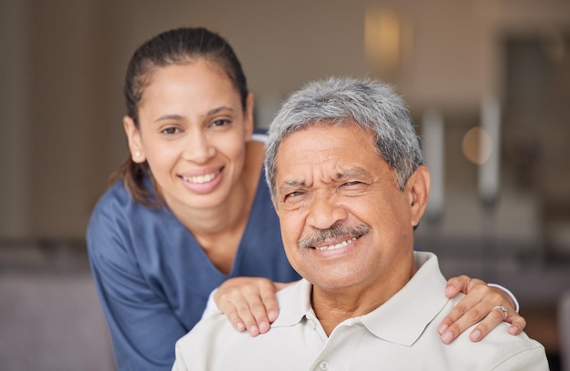 Portret starszego mężczyzny z pielęgniarką łączącą się podczas wizyty kontrolnej w domu opieki