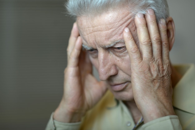 Zdjęcie portret starszego mężczyzny z silnym bólem głowy