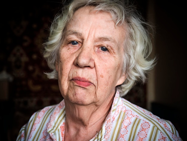 Zdjęcie portret starszej kobiety w domu z bliska