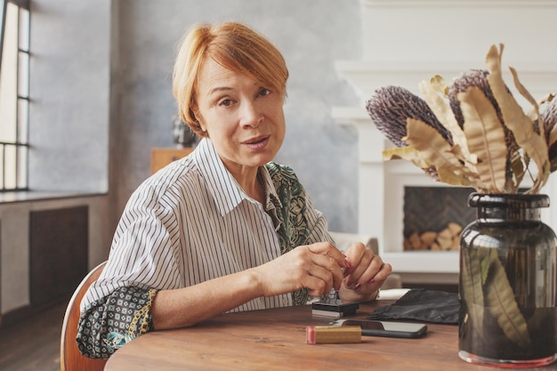 Zdjęcie portret starszej kobiety w domu