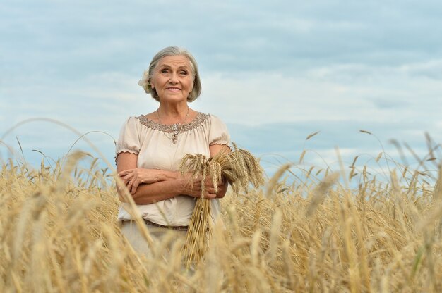 Portret starszej kobiety w letnim polu