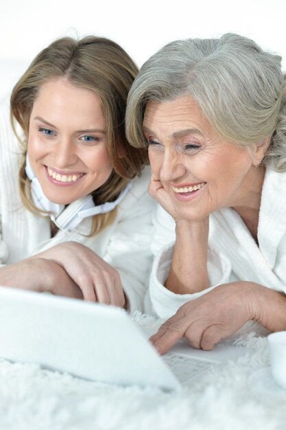 Zdjęcie portret starszej kobiety z dorosłą córką ogląda coś na laptopie