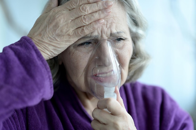 Portret starszej kobiety z inhalacją grypową