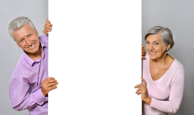 Portret starszej pary pozuje z deską