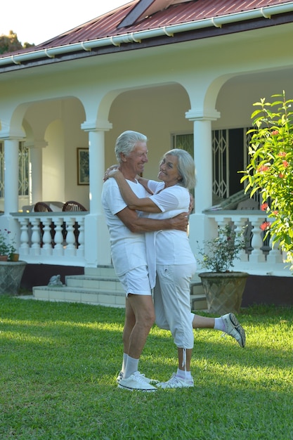 Portret starszej pary relaksującej się w pobliżu hotelu