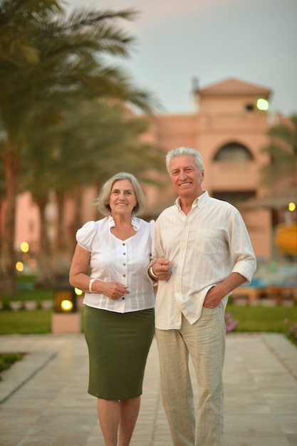 Portret starszej pary relaksującej się w pobliżu hotelu