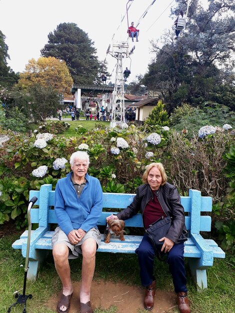 Zdjęcie portret starszej pary siedzącej na ławce w parku