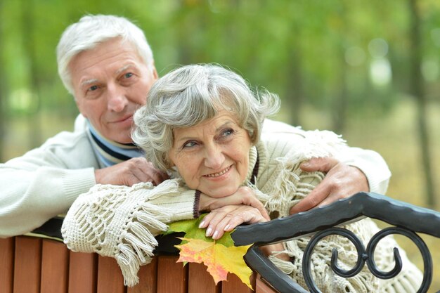 Portret starszej pary w jesiennym parku