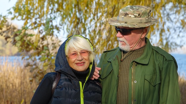 Zdjęcie portret starszej siwowłosej pary