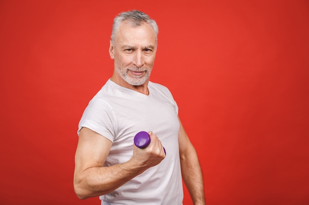 Portret Starszy Mężczyzna ćwiczy Z Dumbbells.