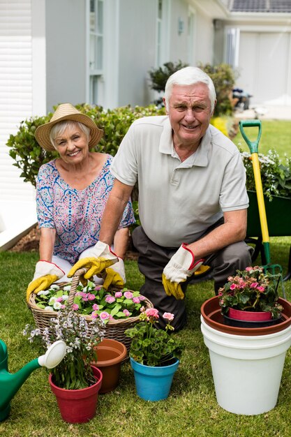 Portret starszy para ogrodnictwo razem na podwórku