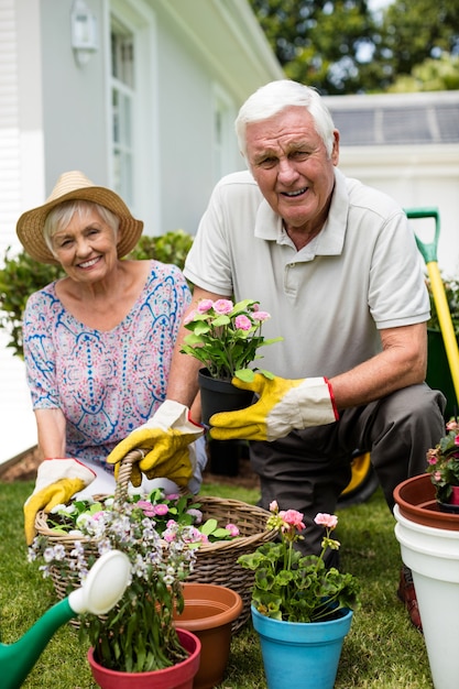 Portret starszy para ogrodnictwo razem na podwórku