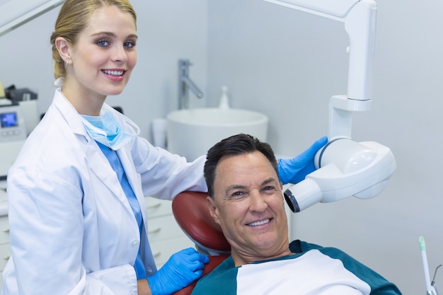 Portret stomatologa bada pacjenta z narzędziem stomatologicznym