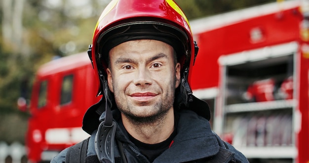 Zdjęcie portret strażaka na służbie