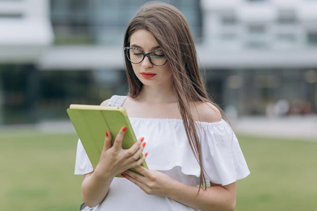 Portret Studencka Nastolatek Dziewczyna Z Cyfrową Pastylką W Uniwersytecie Outdoors