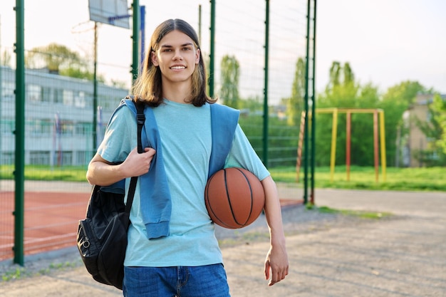 Portret Studenta Z Piłką W Plecaku W Pobliżu Boiska Do Koszykówki Na świeżym Powietrzu