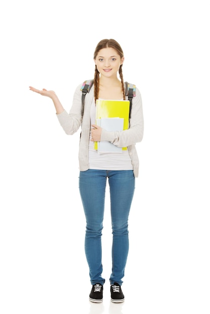 Portret studentki stojącej na białym tle