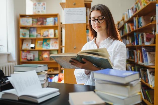 Portret studentki studiującej w bibliotece