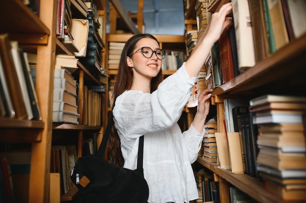 Portret studentki studiującej w bibliotece