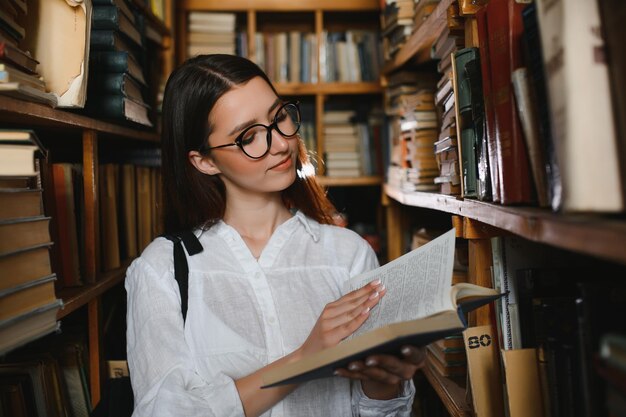 Portret Studentki Studiującej W Bibliotece