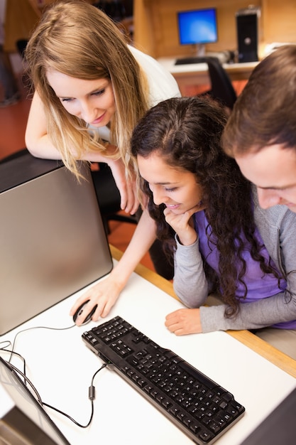 Zdjęcie portret studentów za pomocą komputera