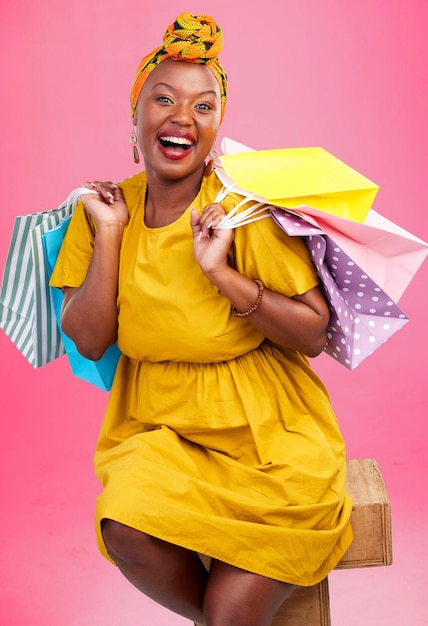 Portret Studyjny Torby Na Zakupy I Czarna Kobieta Podekscytowana Promocją Rabatową, Wyborem Mody Lub Umową Handlową Pakiet Produktów Rynkowych Lub Afrykański Klient Z Prezentem Detalicznym Na Różowym Tle