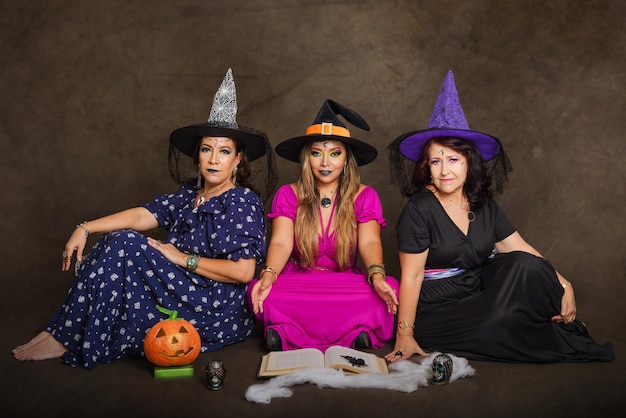 Portret studyjny trzech kobiet w różnym wieku przebranych za czarownice