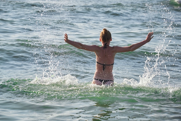 Portret Styl życia Lato ładna Młoda Dziewczyna Zabawy Na Tropikalnej Plaży, Przelewanie Wody Morskiej