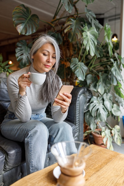 Portret stylowy styl życia kobiety dojrzałe blade włosy w kawiarni