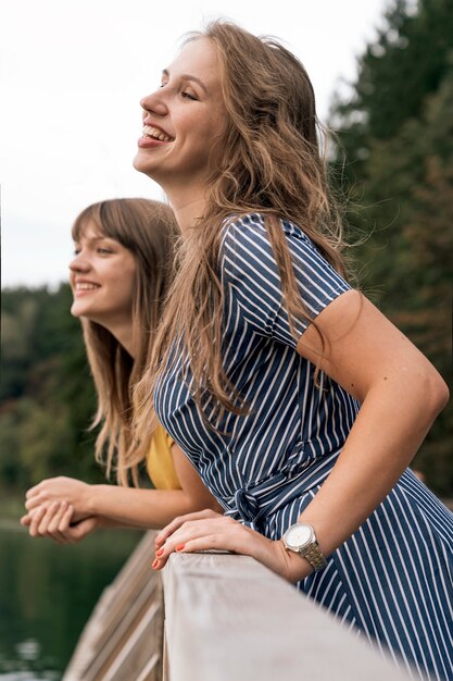 portret stylowych przyjaciółek w naturze