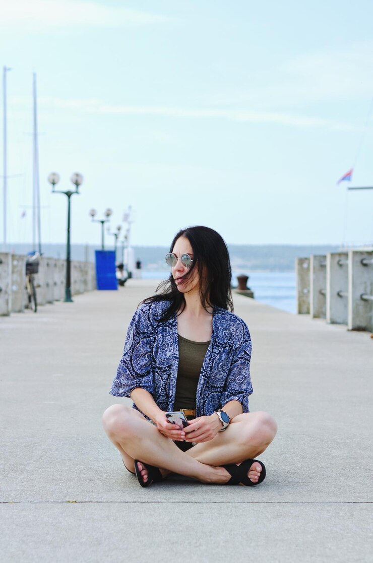 Zdjęcie portret stylu życia piękna azjatka relaksująca się w słoneczny dzień na plaży letnie podróże morskie