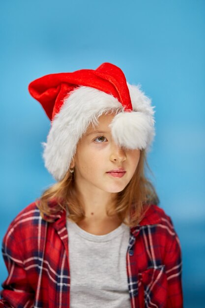 Portret świątecznej małej dziewczynki w Santa Hat