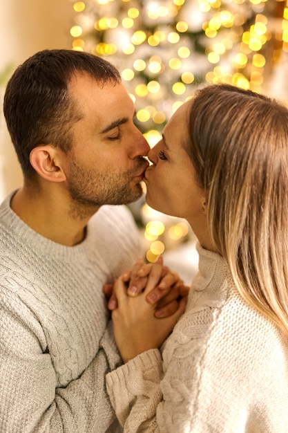 Portret świąteczny z bliska romantyczna zmysłowa para zakochanych całuje