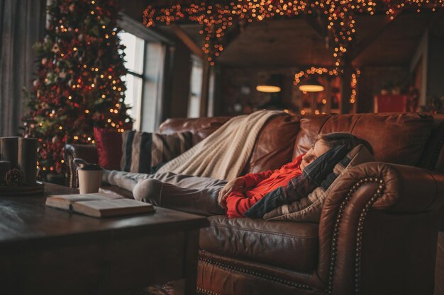 Portret szczerego autentycznego marzyciela nastolatka w smutku przygnębiającym emocją w domu Xmas