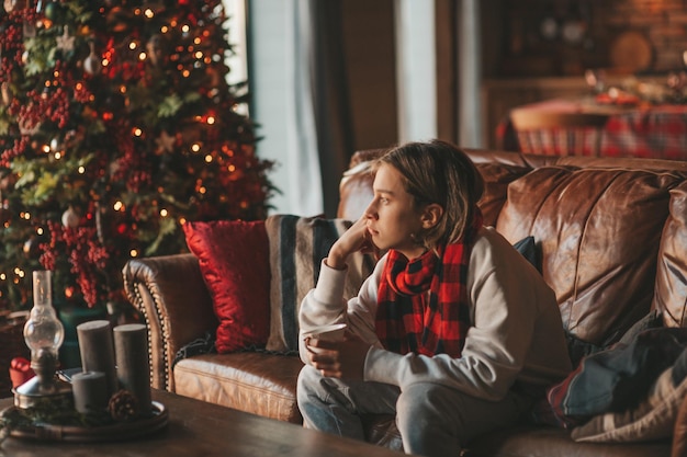 Portret szczerego autentycznego marzyciela nastolatka w smutku przygnębiającym emocją w domu Xmas