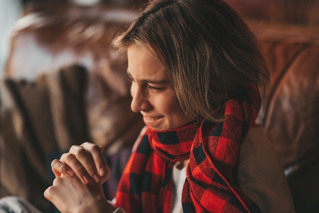 Zdjęcie portret szczerego, autentycznego, uśmiechniętego nastolatka z zabawnymi emocjami w drewnianej domku ozdobionym na boże narodzenie