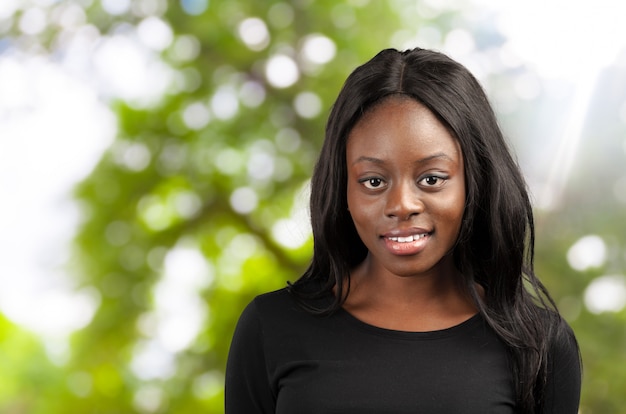 Portret szczęśliwa amerykanin afrykańskiego pochodzenia kobieta