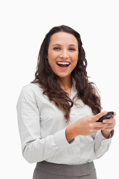 Portret szczęśliwa brunetka patrzeje jej wiadomość tekstową