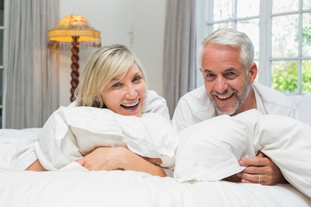 Portret szczęśliwa dojrzała para w łóżku