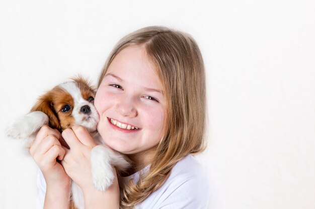 Portret Szczęśliwa Dziewczyna Trzyma ślicznego Purebred Szczeniaka Cavalier King Charles Spaniel