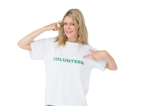 Portret szczęśliwa kobieta wolontariusz wskazuje ona