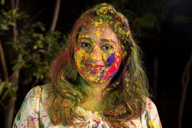 Portret szczęśliwa młoda dziewczyna na festiwalu kolorów Holi