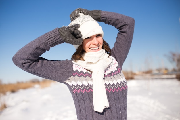Portret szczęśliwa młoda kobieta zabawy w piękny słoneczny zimowy dzień