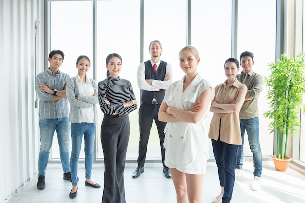 Portret szczęśliwa pomyślna grupa biznesmeni