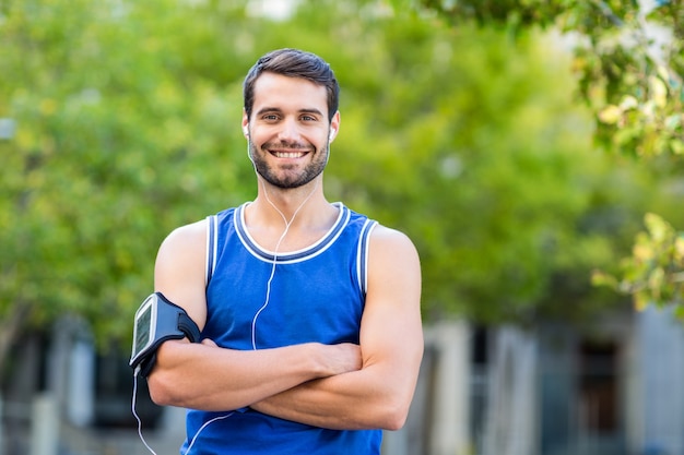 Portret szczęśliwa przystojna atleta