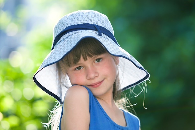 Portret szczęśliwa uśmiechnięta mała dziewczynka w dużym kapeluszu