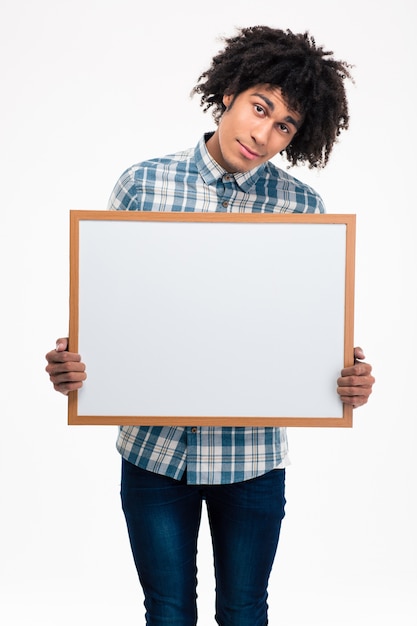 Portret Szczęśliwego Afro-amerykańskiego Mężczyzny Trzymającego Pustą Deskę Na Białym Tle Na Białej ścianie