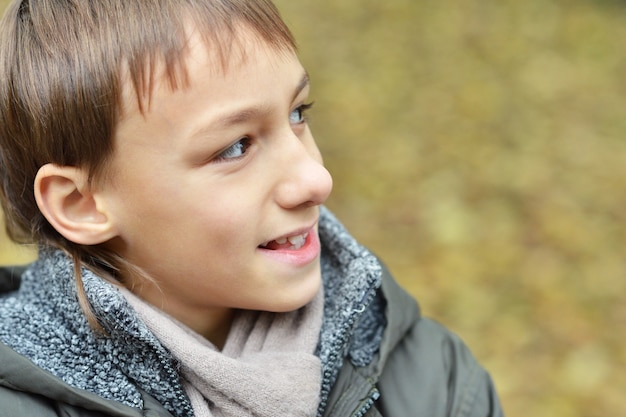 Portret szczęśliwego chłopca w jesiennym parku